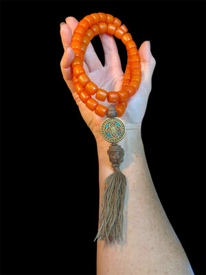 Mala of 54 beads. Resin beads highlighted with a brass pendant featuring the viswa vajra & Om mantra & Buddha bead in Vietnamese sandalwood, 62 cm total length.