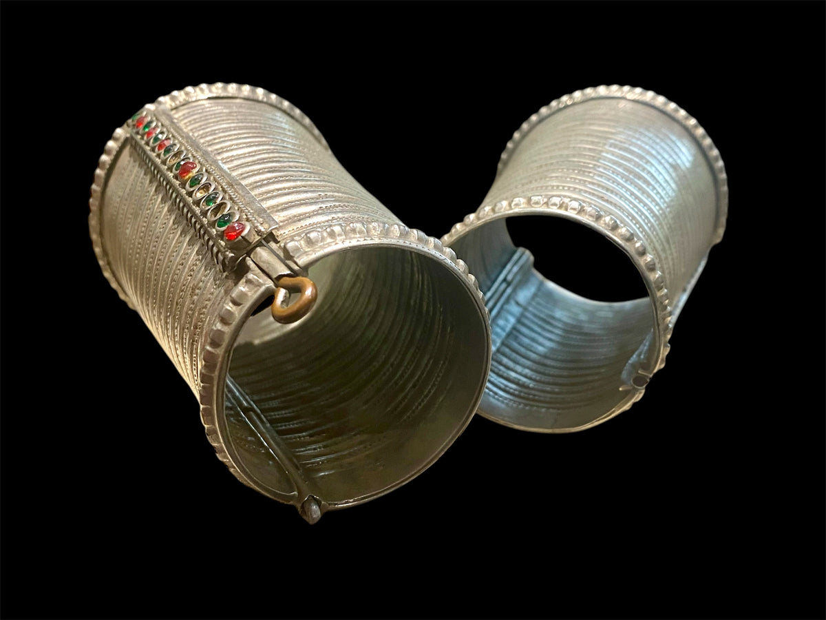 Pair of antique hinged silver cuff bracelets from Pakistan. Mid 19th century. Inside circumference 14 - 18.8 cm, length 10.7 cm