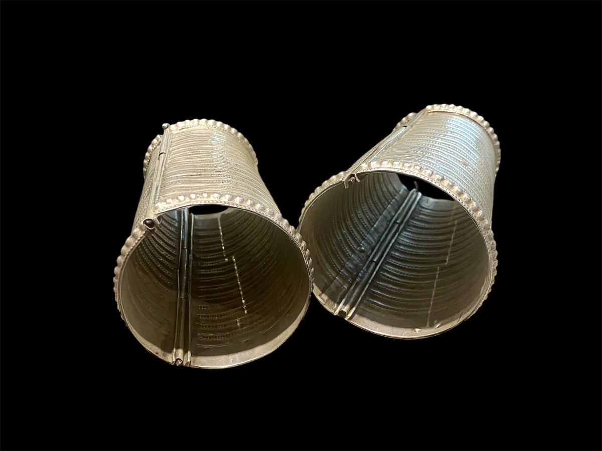 Pair of antique hinged silver cuff bracelets from Pakistan. Mid 19th century. Inside circumference 14 - 18.8 cm, length 10.7 cm