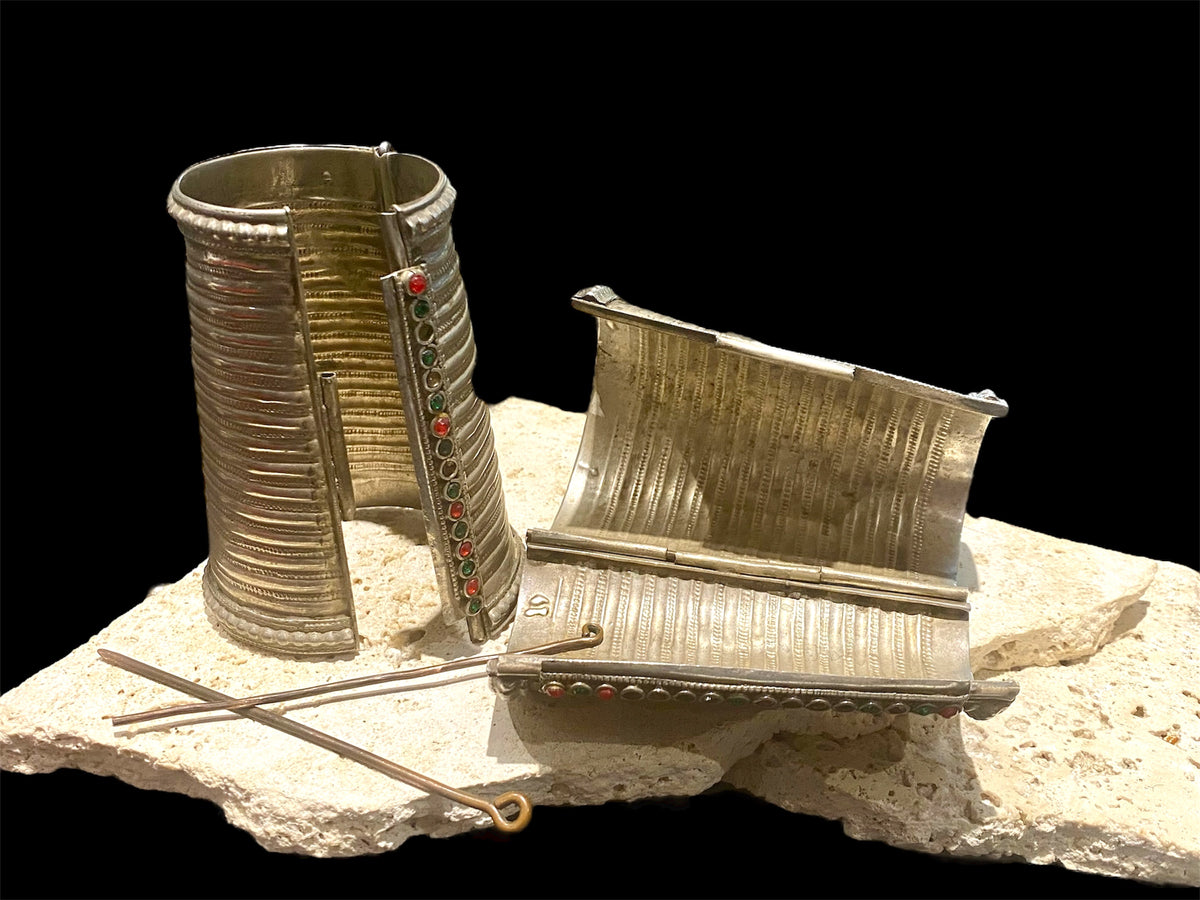 Pair of antique hinged silver cuff bracelets from Pakistan. Mid 19th century. Inside circumference 14 - 18.8 cm, length 10.7 cm