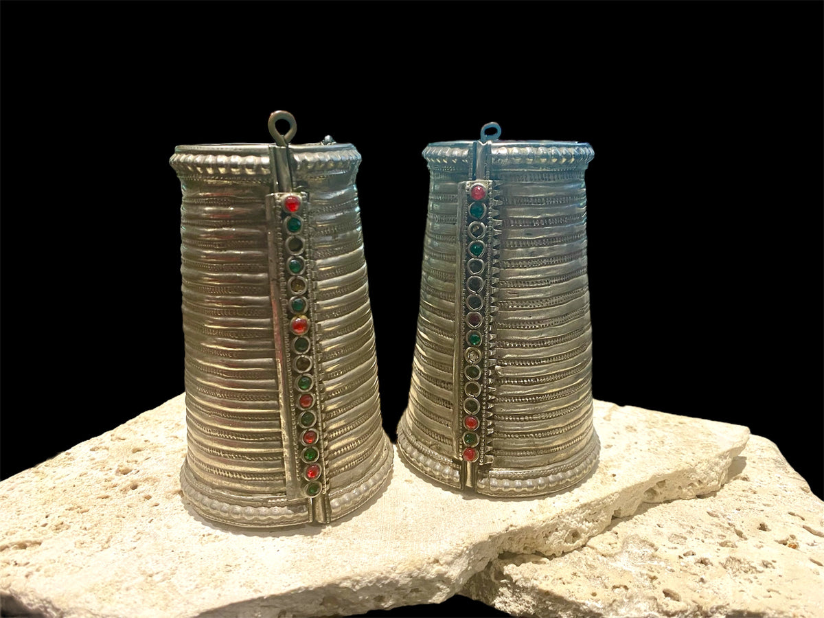 Pair of antique hinged silver cuff bracelets from Pakistan. Mid 19th century. Inside circumference 14 - 18.8 cm, length 10.7 cm