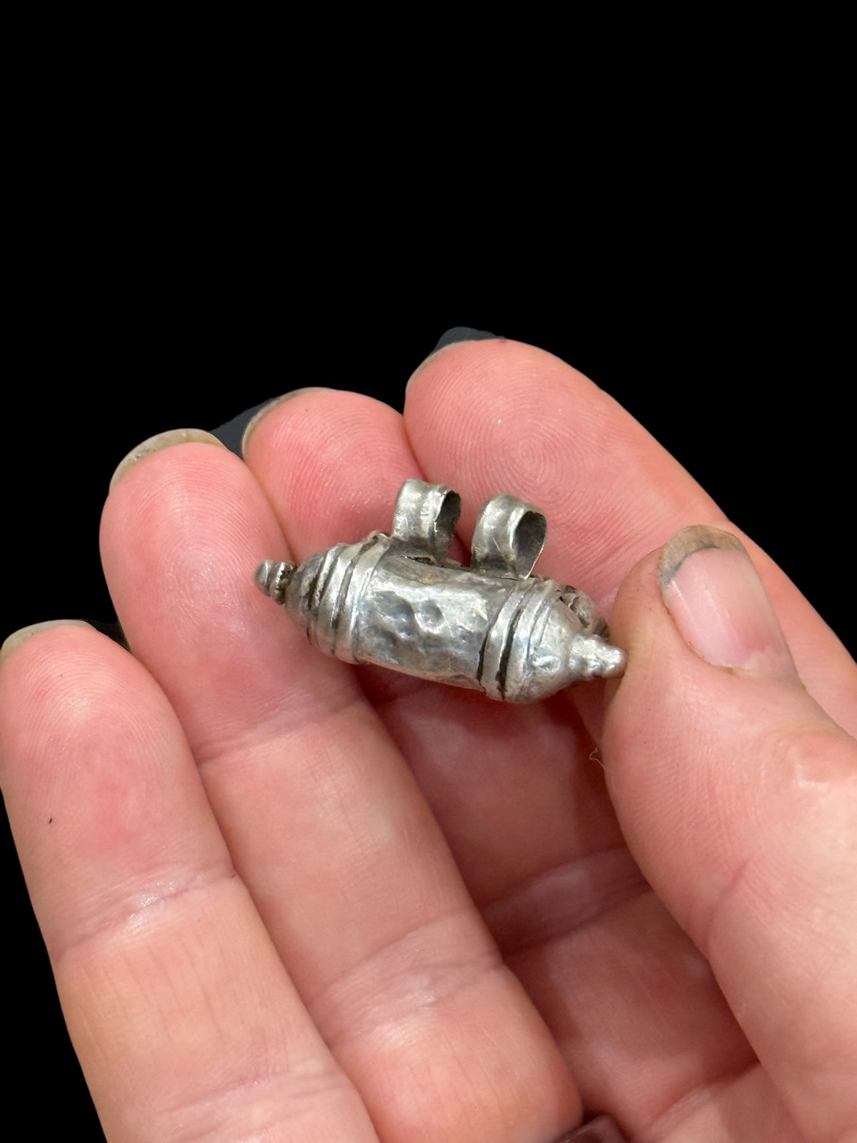 High grade silver double amulet with fused ends, early 20th century or earlier, from northern India. Altogether a solid and heavy, very wearable piece of history. Length 3 cm, depth 1.8 cm, height including bail 1.6 cm