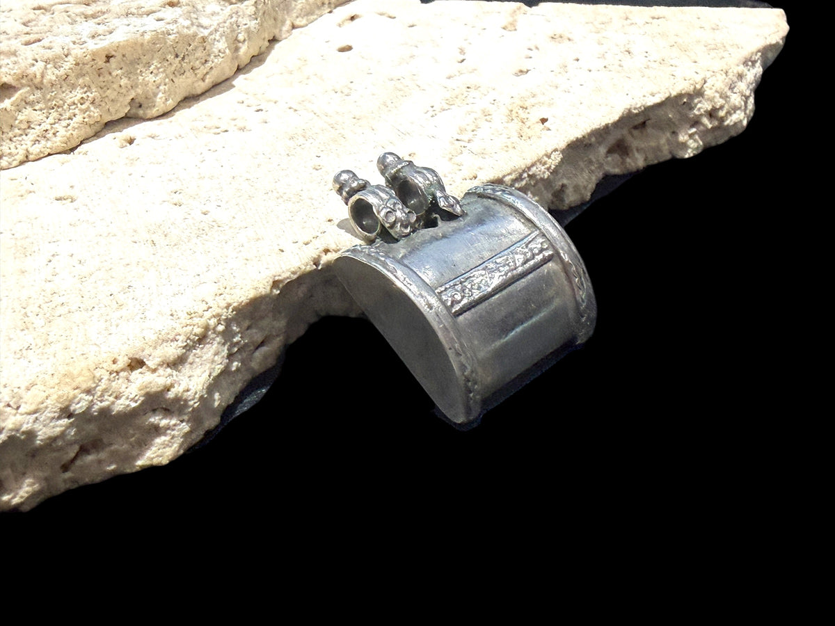 High grade silver amulet with fused ends, mid 20th century, from northern India.&nbsp;

Measurements: height 3.2 cm, depth 1 cm, width 2.5 cm