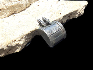High grade silver amulet with fused ends, mid 20th century, from northern India.&nbsp;

Measurements: height 3.2 cm, depth 1 cm, width 2.5 cm