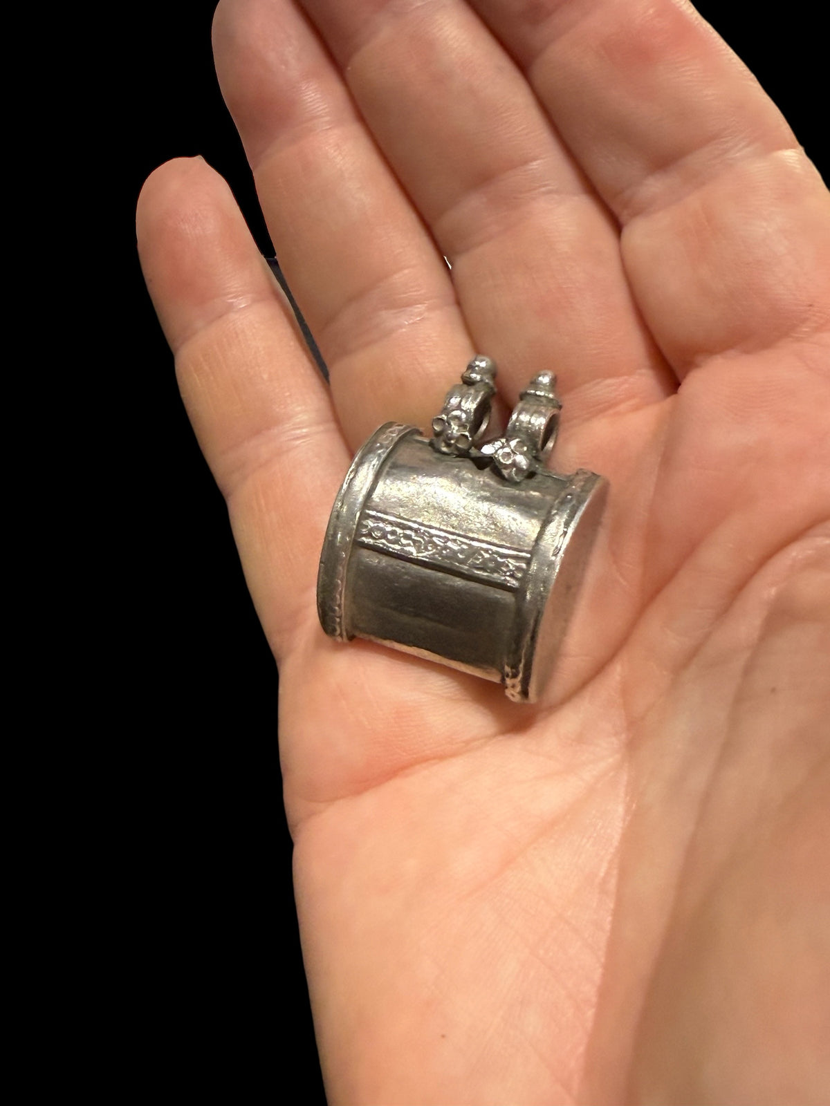 High grade silver amulet with fused ends, mid 20th century, from northern India.&nbsp;

Measurements: height 3.2 cm, depth 1 cm, width 2.5 cm