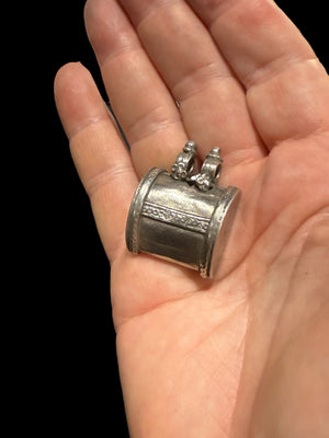 High grade silver amulet with fused ends, mid 20th century, from northern India.&nbsp;

Measurements: height 3.2 cm, depth 1 cm, width 2.5 cm