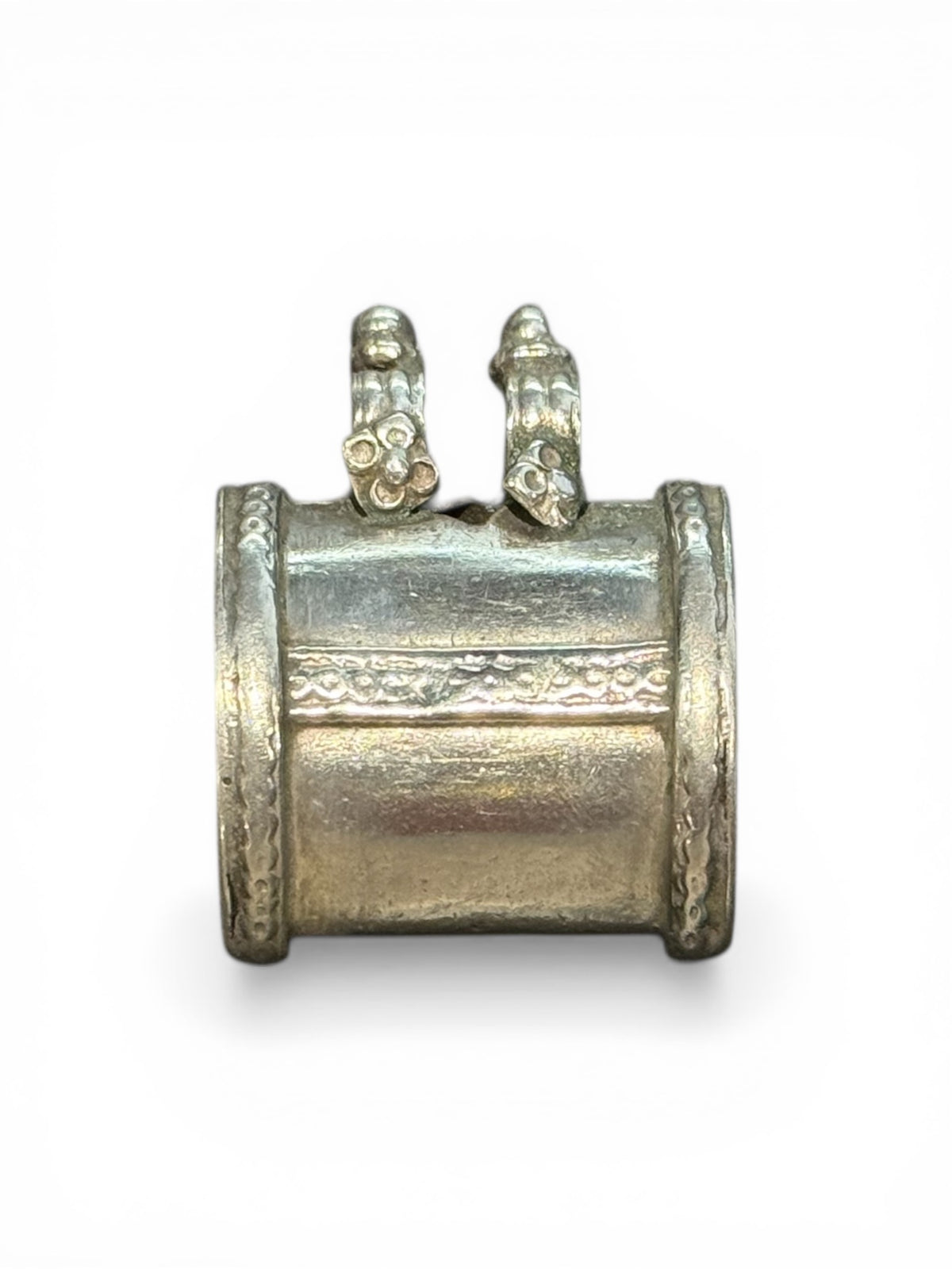 High grade silver amulet with fused ends, mid 20th century, from northern India.&nbsp;

Measurements: height 3.2 cm, depth 1 cm, width 2.5 cm