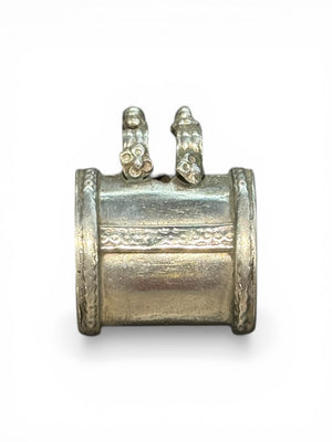High grade silver amulet with fused ends, mid 20th century, from northern India.&nbsp;

Measurements: height 3.2 cm, depth 1 cm, width 2.5 cm
