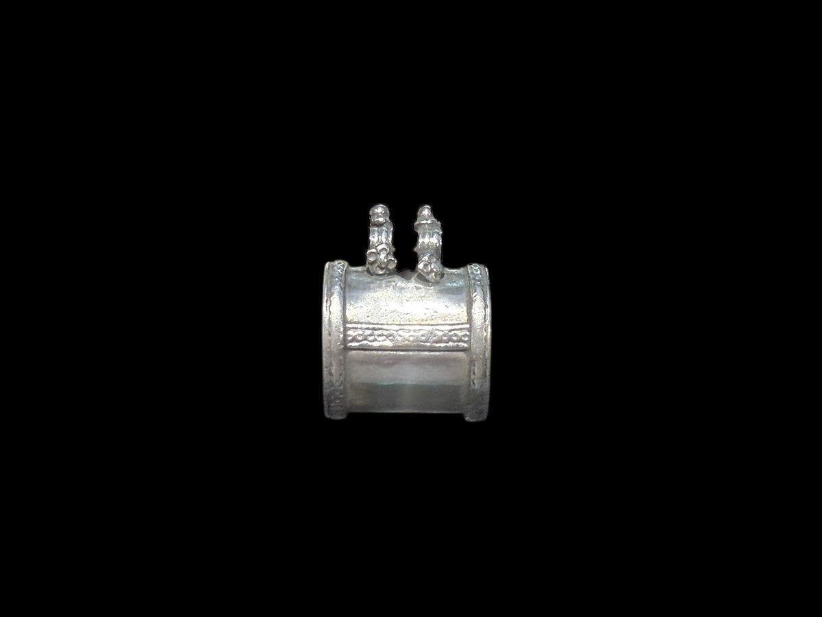 High grade silver amulet with fused ends, mid 20th century, from northern India.&nbsp;

Measurements: height 3.2 cm, depth 1 cm, width 2.5 cm