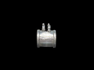 High grade silver amulet with fused ends, mid 20th century, from northern India.&nbsp;

Measurements: height 3.2 cm, depth 1 cm, width 2.5 cm