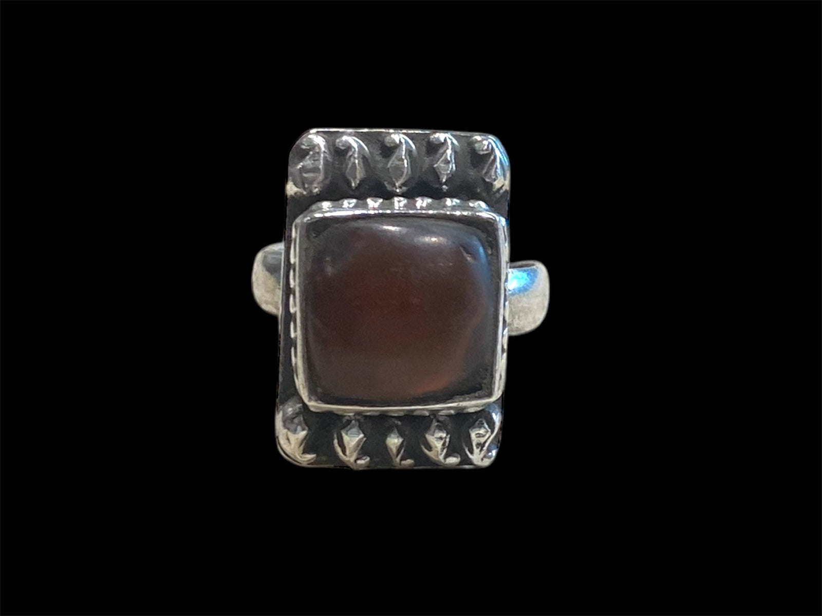 Large square carnelian stone ring. High grade silver. Afghanistan, late 20th C. Adjustable. Measurements: Face of ring 2.3 x 1.4 cm. 17.5 mm | Size 7