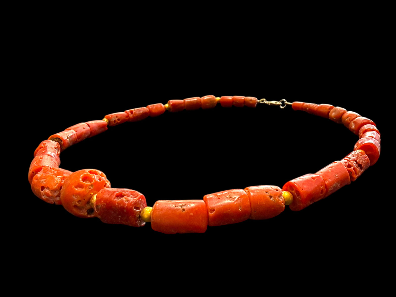 Graduated antique red coral from the Himalayas. The necklace features solid 22k gold bead highlights and a 9k gold clasp. Length 39.7 cm.