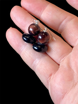 A fun earring consisting of a red tigers eye and black onyx, finished with sterling silver detailing and hooks.

Measurements: length 3 cm