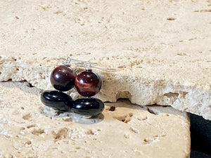 A fun earring consisting of a red tigers eye and black onyx, finished with sterling silver detailing and hooks.

Measurements: length 3 cm