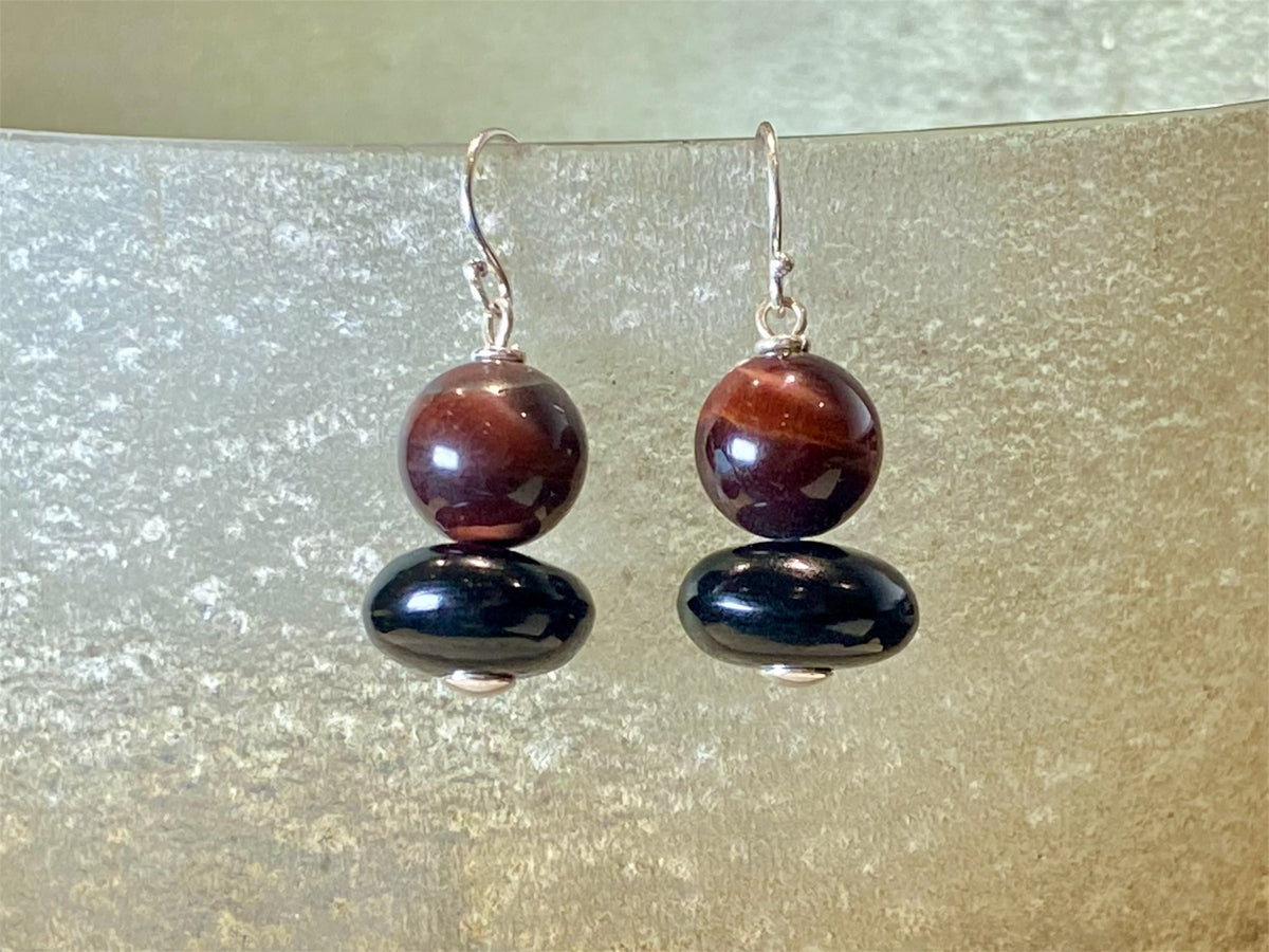 A fun earring consisting of a red tigers eye and black onyx, finished with sterling silver detailing and hooks.

Measurements: length 3 cm