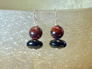 A fun earring consisting of a red tigers eye and black onyx, finished with sterling silver detailing and hooks.

Measurements: length 3 cm