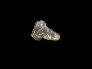 Afghani ring features a large carnelian stone in sterling silver. This is unisex ring. Face of ring 2 cm diameter, height 1.2 cm Sizing: 20.25 mm | Size 10.25