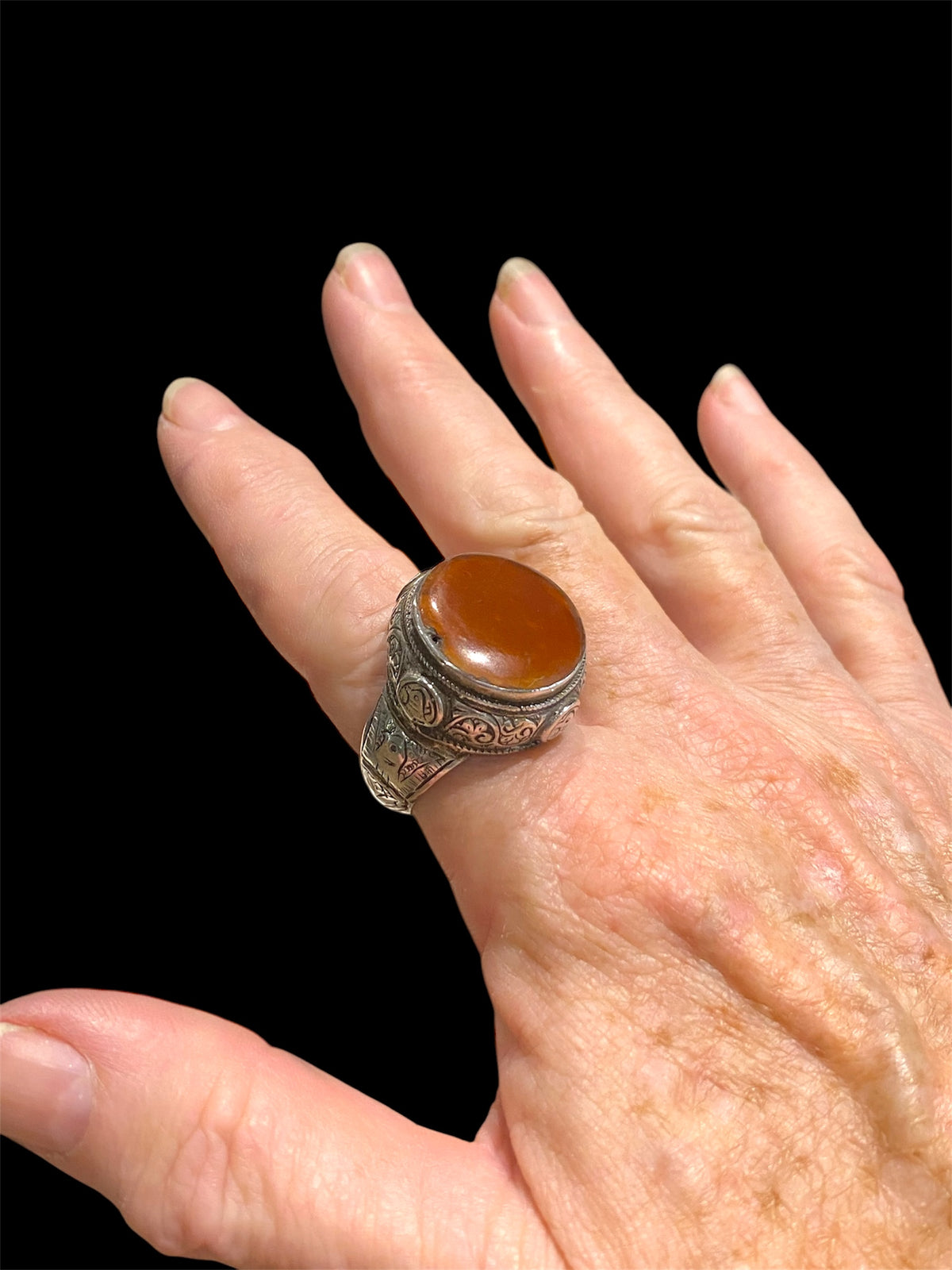 Afghani ring features a large carnelian stone in sterling silver. This is unisex ring. Face of ring 2 cm diameter, height 1.2 cm Sizing: 20.25 mm | Size 10.25