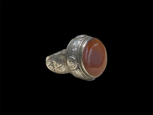 Afghani ring features a large carnelian stone in sterling silver. This is unisex ring. Face of ring 2 cm diameter, height 1.2 cm Sizing: 20.25 mm | Size 10.25