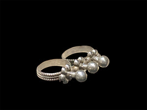 Rare double ring, Rabari, Gujarat region. High grade silver, early 20th century. A  very comfortable piece of jewellery, can be worn on the first two or second two fingers of the hand. Measurements: both rings approx 19 mm inside diameter, US size 9, No 20