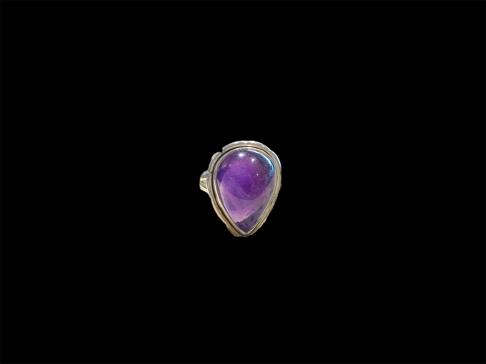 Elegant statement teardrop amethyst ring set in sterling silver. Measurements: Face 2.3 x 1.7 cm Sizing: US Size 7 | 17.35 mm