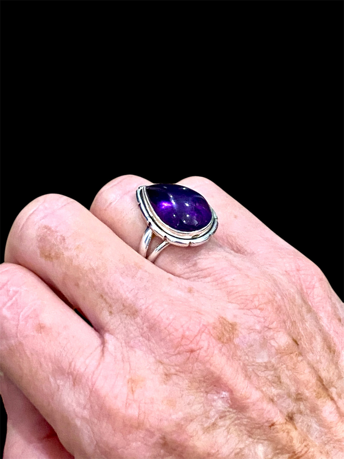 Elegant statement teardrop amethyst ring set in sterling silver. Measurements: Face 2.3 x 1.7 cm Sizing: US Size 7 | 17.35 mm