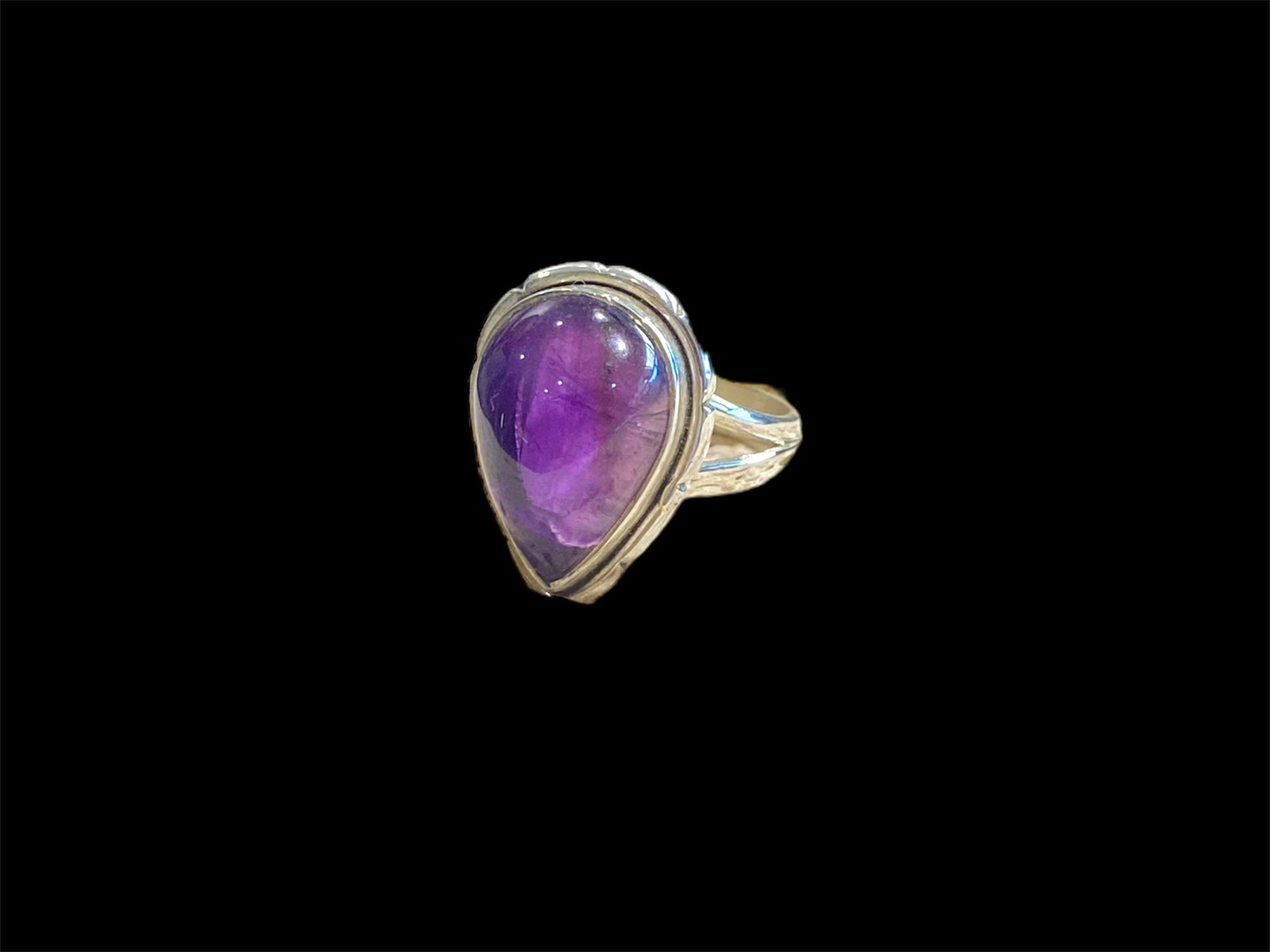 Elegant statement teardrop amethyst ring set in sterling silver. Measurements: Face 2.3 x 1.7 cm Sizing: US Size 7 | 17.35 mm