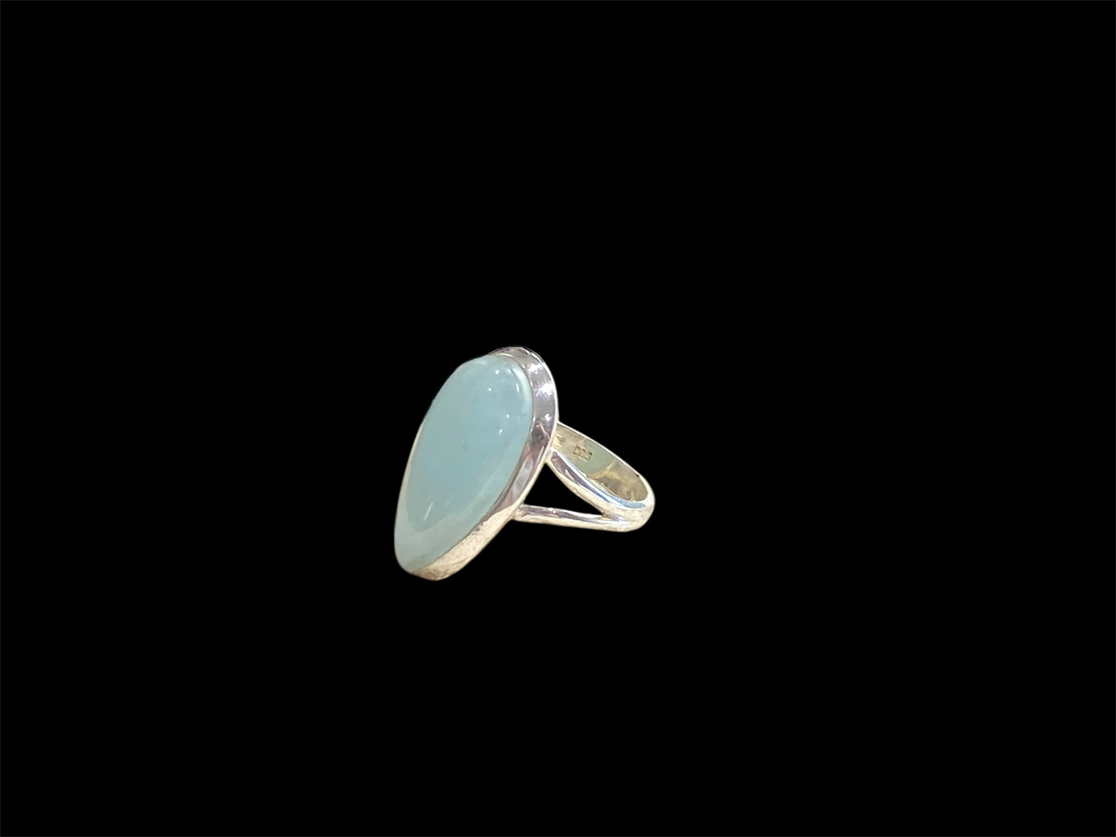 Natural aquamarine stone with lovely blue colour. Sterling silver

Measurements:

Ring face 2.6 x 1.5 cm
Sizing: US 6.75 | 17.25 mm