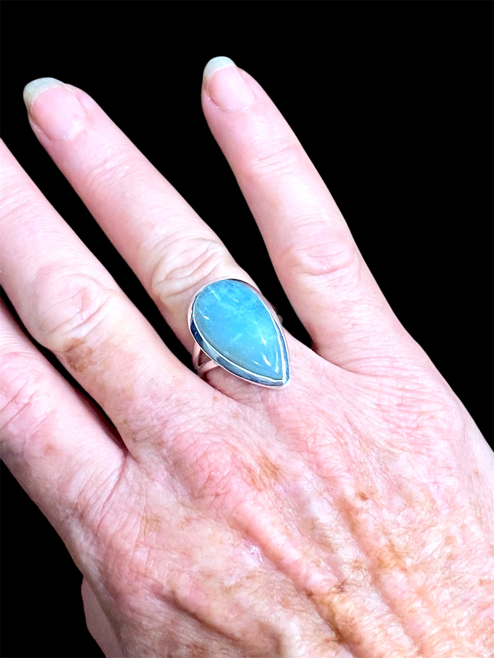 Natural aquamarine stone with lovely blue colour. Sterling silver

Measurements:

Ring face 2.6 x 1.5 cm
Sizing: US 6.75 | 17.25 mm