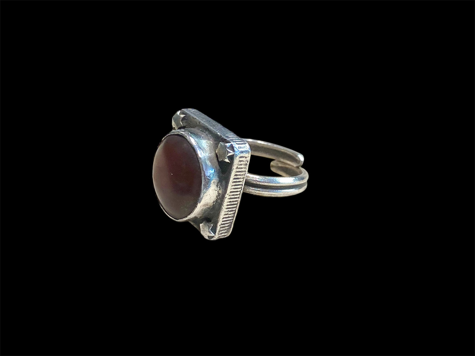 Our statement ring features a large round carnelian stone. High grade silver. Afghanistan, late 20th C. The ring is open and can be adjusted. Sizing: 18.25 mm | Size 8 