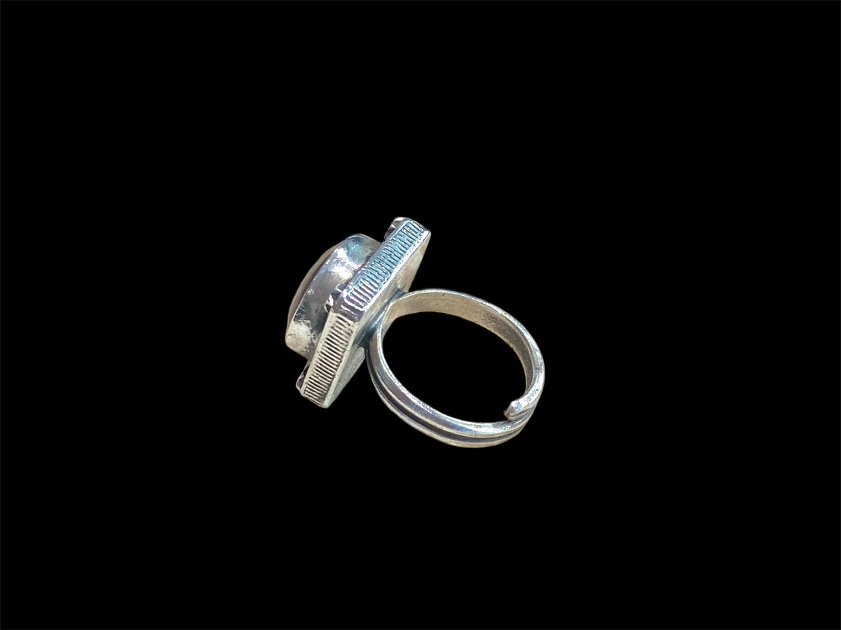 Our statement ring features a large round carnelian stone. High grade silver. Afghanistan, late 20th C. The ring is open and can be adjusted. Sizing: 18.25 mm | Size 8 