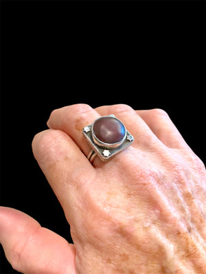 Our statement ring features a large round carnelian stone. High grade silver. Afghanistan, late 20th C. The ring is open and can be adjusted. Sizing: 18.25 mm | Size 8 
