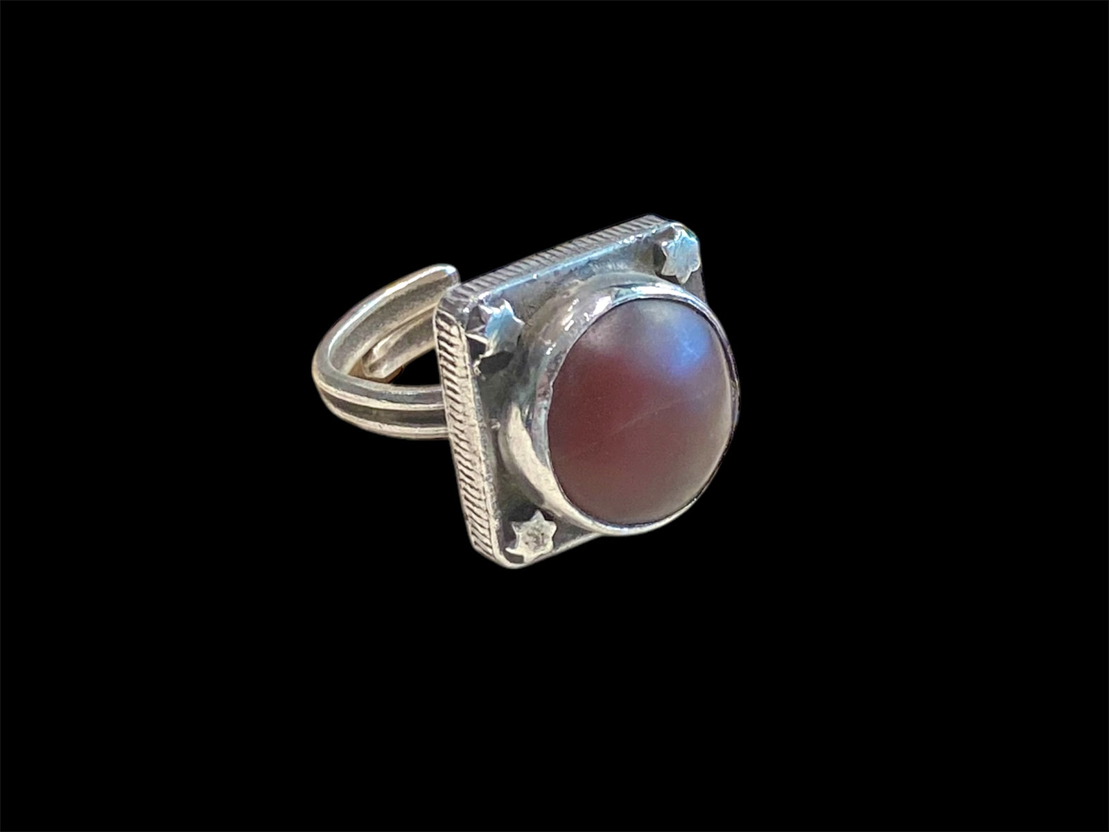 Our statement ring features a large round carnelian stone. High grade silver. Afghanistan, late 20th C. The ring is open and can be adjusted. Sizing: 18.25 mm | Size 8 
