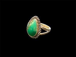 Teardrop turquoise ring featuring a high quality turquoise stone from Arizona, set in a decorated bezel. Can be worn by a man or a woman. Measurements: Stone and bezel 2 cm x 1.6 cm
Size 7.75 | 18 mm