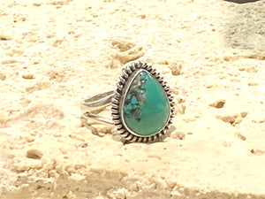 Teardrop turquoise ring featuring a high quality turquoise stone from Arizona, set in a decorated bezel. Can be worn by a man or a woman. Measurements: Stone and bezel 2 cm x 1.6 cm
Size 7.75 | 18 mm