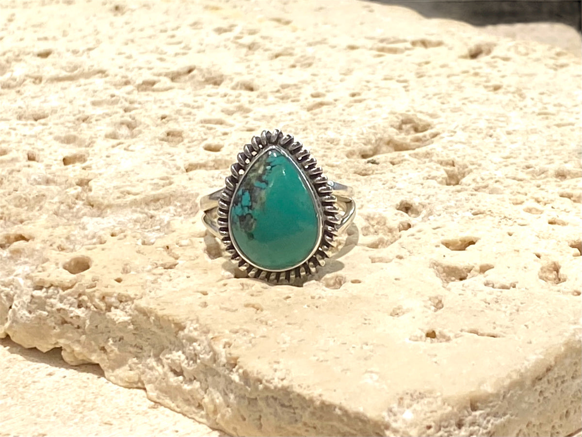 Teardrop turquoise ring featuring a high quality turquoise stone from Arizona, set in a decorated bezel. Can be worn by a man or a woman. Measurements: Stone and bezel 2 cm x 1.6 cm
Size 7.75 | 18 mm