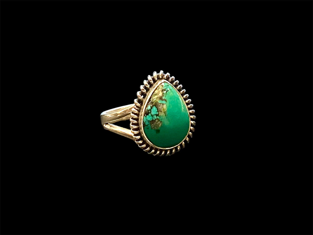 Teardrop turquoise ring featuring a high quality turquoise stone from Arizona, set in a decorated bezel. Can be worn by a man or a woman. Measurements: Stone and bezel 2 cm x 1.6 cm
Size 7.75 | 18 mm