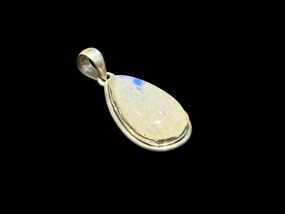 Teardrop rainbow moonstone pendant set in a scalloped sterling silver mount with a generous bail to take a large chain or cord. A lovely stone with blue colour and fire.

Measurements:Length including bail 4 cm, width at widest point 2 cm