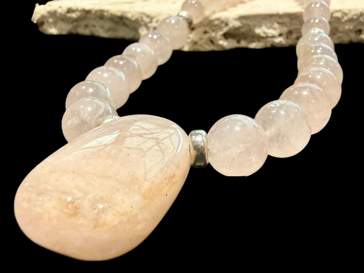 An elegant pink toned necklace of rose quartz, with a morganite pendant as centrepiece. Sterling silver beads and clasp. length: 46.5 cm, pendant 3 cm height 