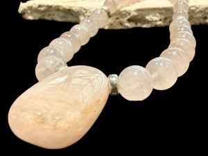 An elegant pink toned necklace of rose quartz, with a morganite pendant as centrepiece. Sterling silver beads and clasp. length: 46.5 cm, pendant 3 cm height 