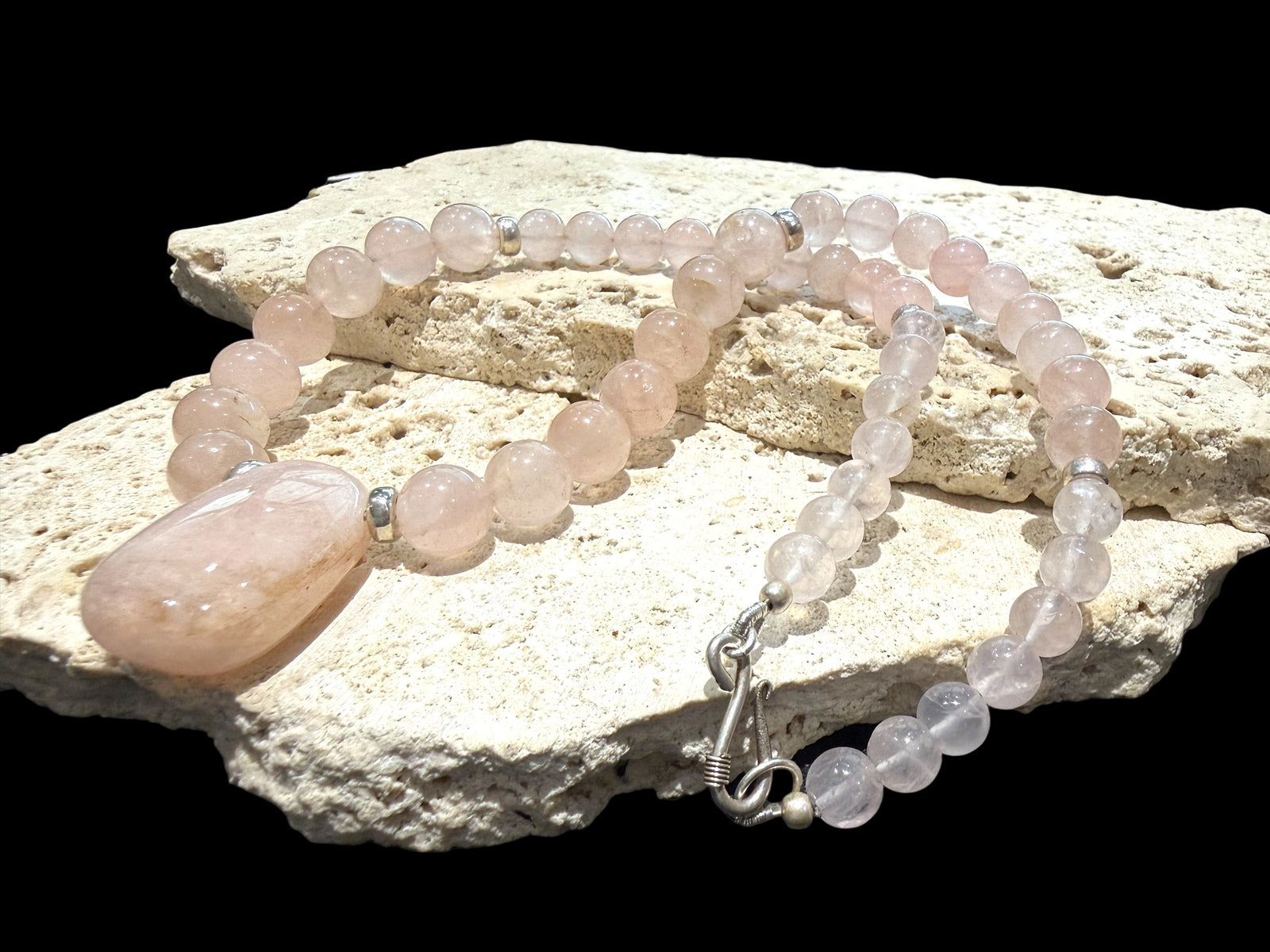 An elegant pink toned necklace of rose quartz, with a morganite pendant as centrepiece. Sterling silver beads and clasp. length: 46.5 cm, pendant 3 cm height 