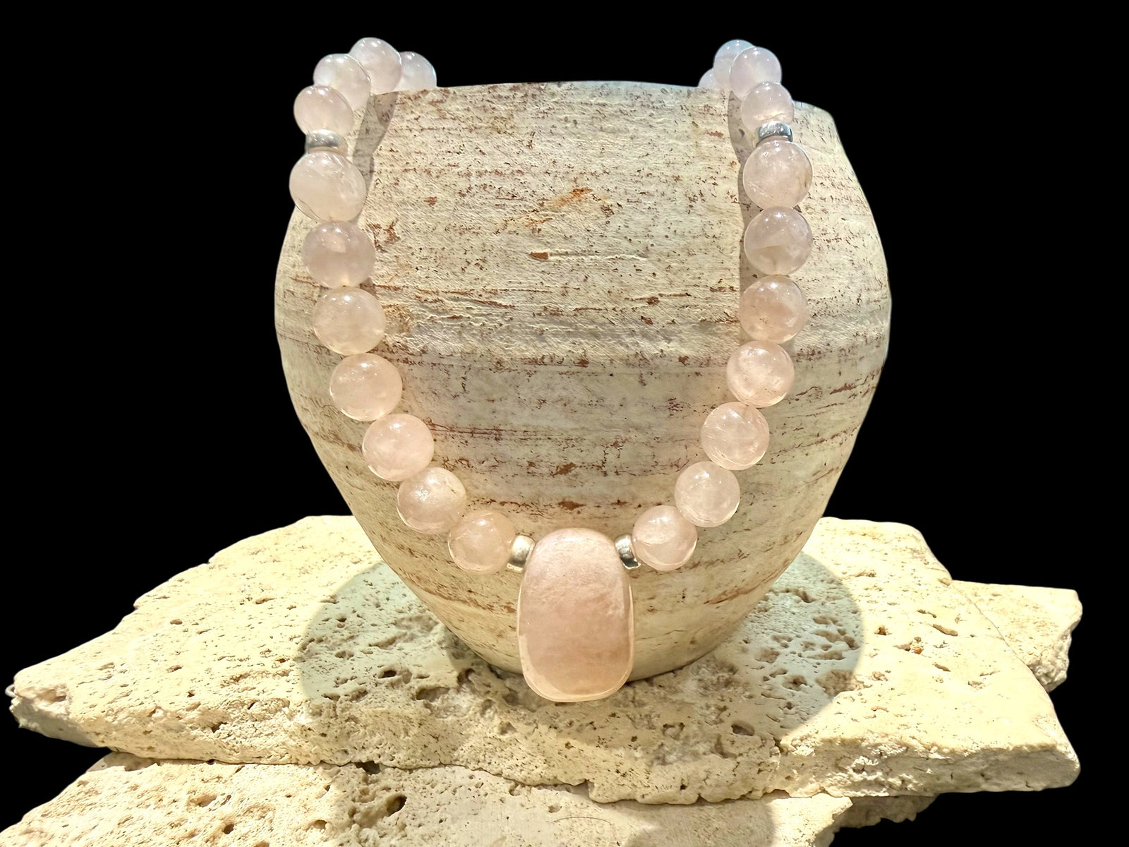 An elegant pink toned necklace of rose quartz, with a morganite pendant as centrepiece. Sterling silver beads and clasp. length: 46.5 cm, pendant 3 cm height 