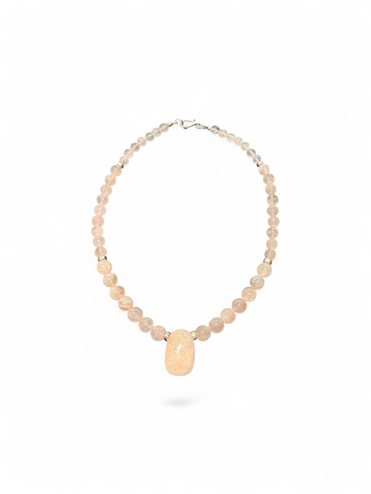 An elegant pink toned necklace of rose quartz, with a morganite pendant as centrepiece. Sterling silver beads and clasp. length: 46.5 cm, pendant 3 cm height 