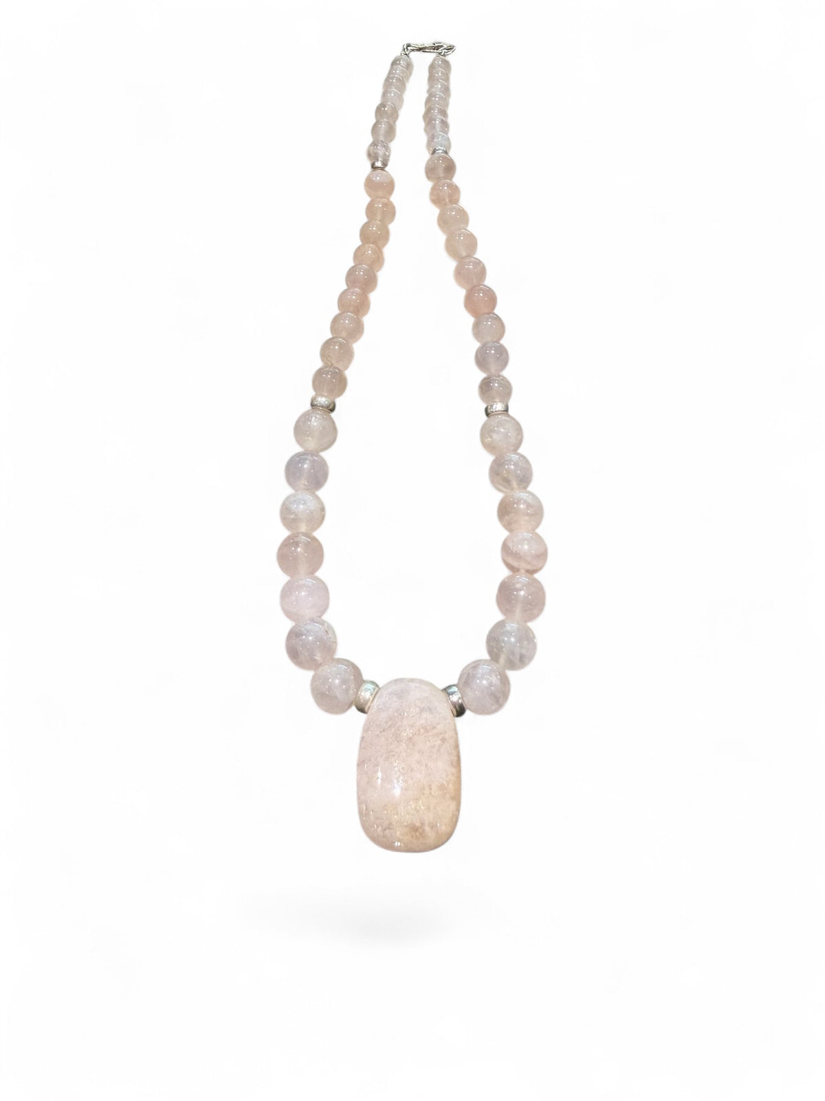 An elegant pink toned necklace of rose quartz, with a morganite pendant as centrepiece. Sterling silver beads and clasp. length: 46.5 cm, pendant 3 cm height 