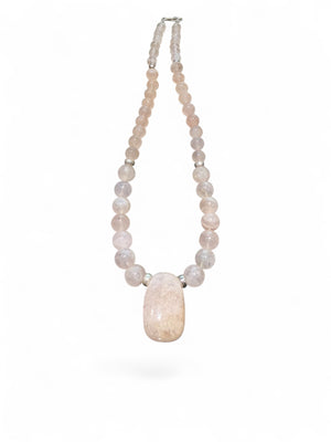 An elegant pink toned necklace of rose quartz, with a morganite pendant as centrepiece. Sterling silver beads and clasp. length: 46.5 cm, pendant 3 cm height 