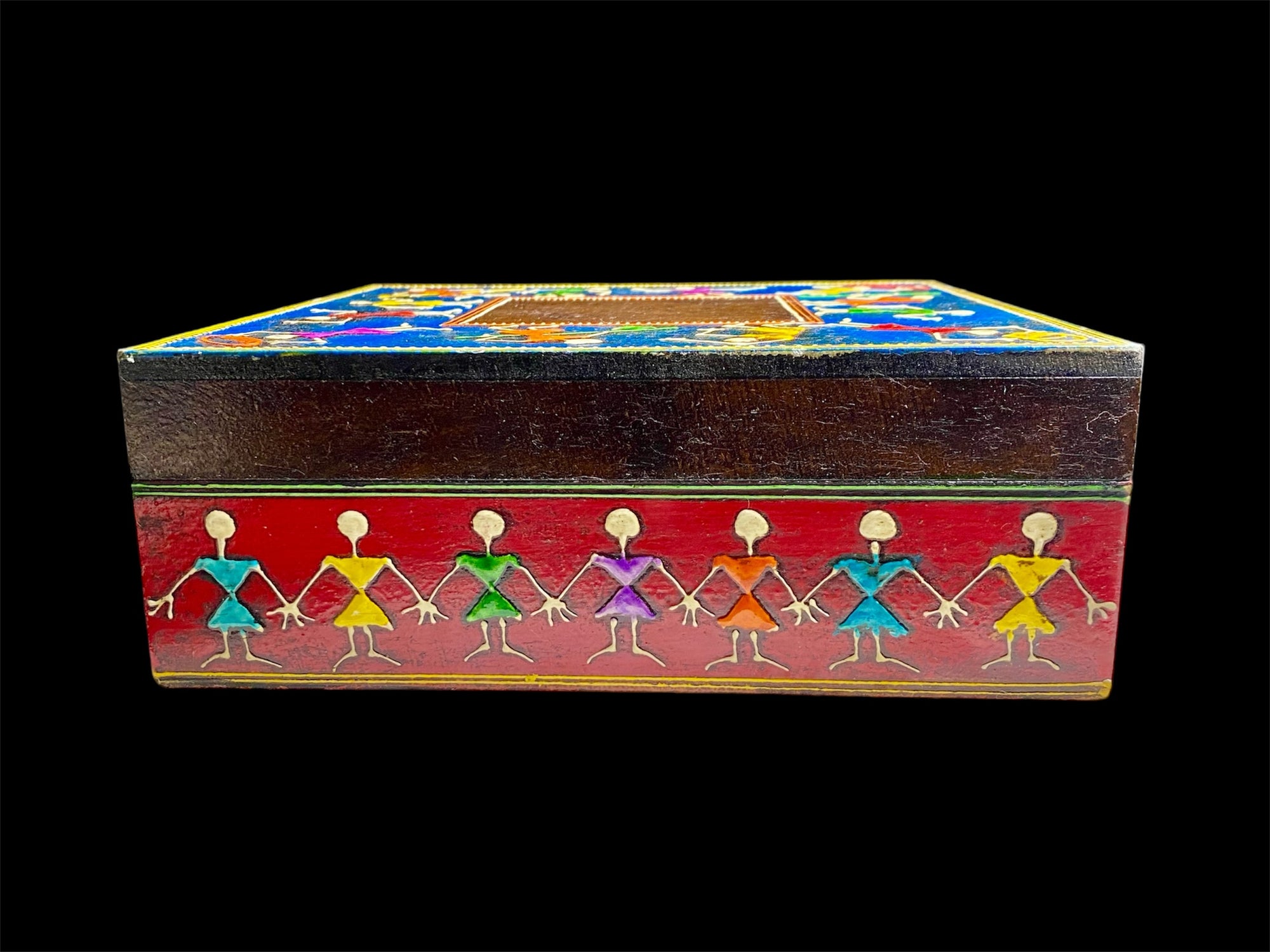 This charmingly painted box features one single, square compartment and features a lid that lifts off completely. The roominess of the box means it is perfect for holding everything from trinkets to jewellery and keys. A lovely, hand painted piece of craftsmanship from Rajasthan, India.

Every box is hand painted differently so expect variation I colour and pattern when ordering.

Measurements: width 20, depth 20 cm, height 7.5 cm