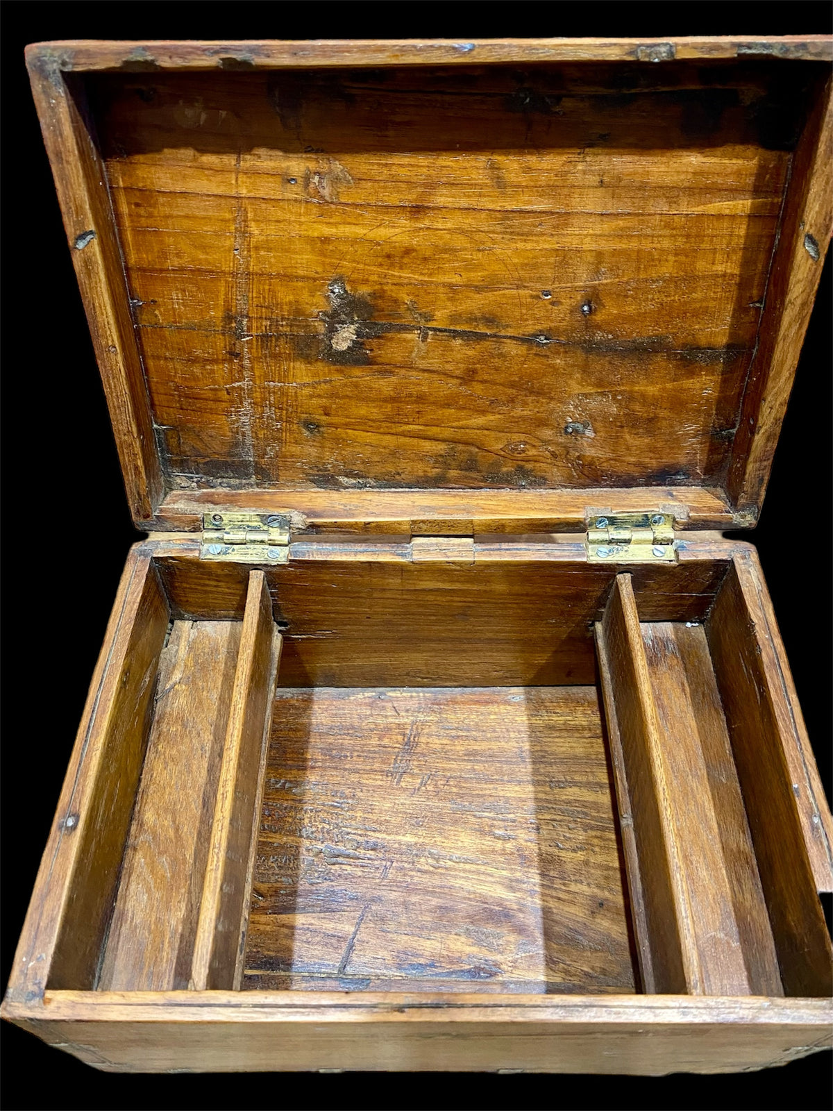 A lovely old southern Indian cash box with carved top and original brass trim, handle and hinges. Fitted with two small shelves inside. Made from teak, this would make a lovely trinket box, key box, jewellery, watch or cufflink box Circa 1880 - 1920. Measurements: length 27.5 cm x depth 19 cm, height 15 cm.