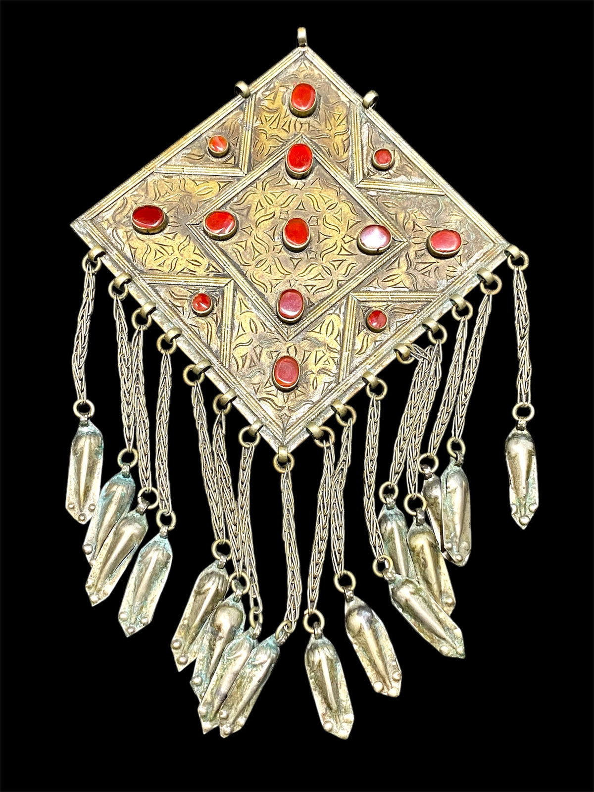 Large lozenge-shaped ornament (gonzuk). Tekke Turkoman, early 20th century. Height 26.4 cm