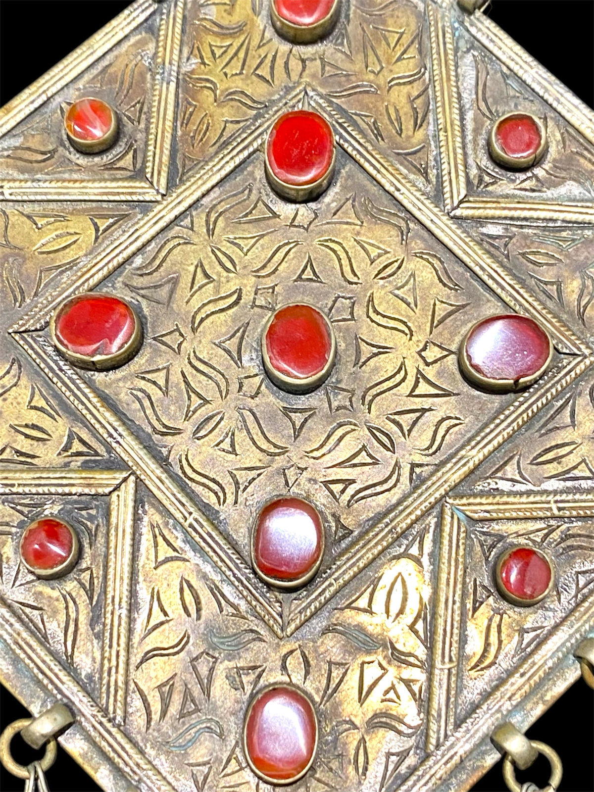 Large lozenge-shaped ornament (gonzuk). Tekke Turkoman, early 20th century. Height 26.4 cm