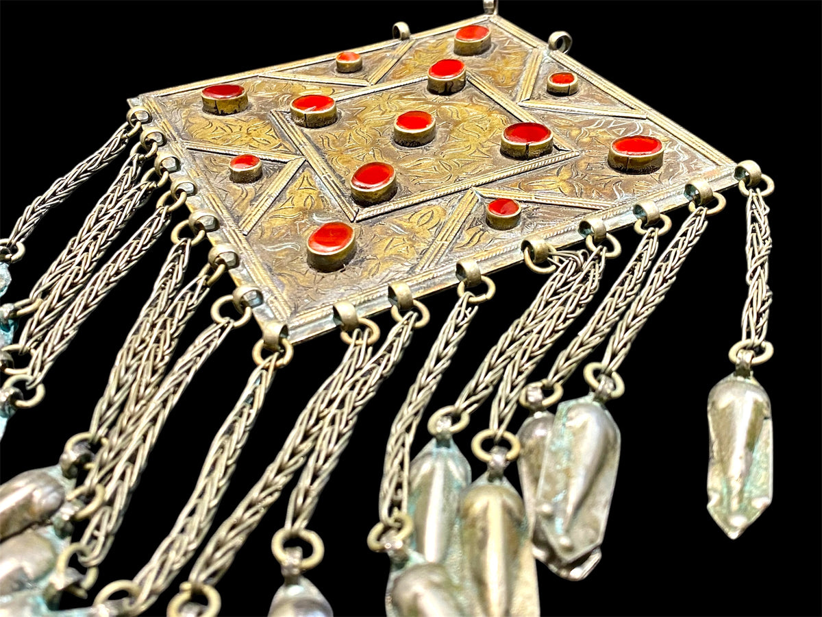 Large lozenge-shaped ornament (gonzuk). Tekke Turkoman, early 20th century. Height 26.4 cm